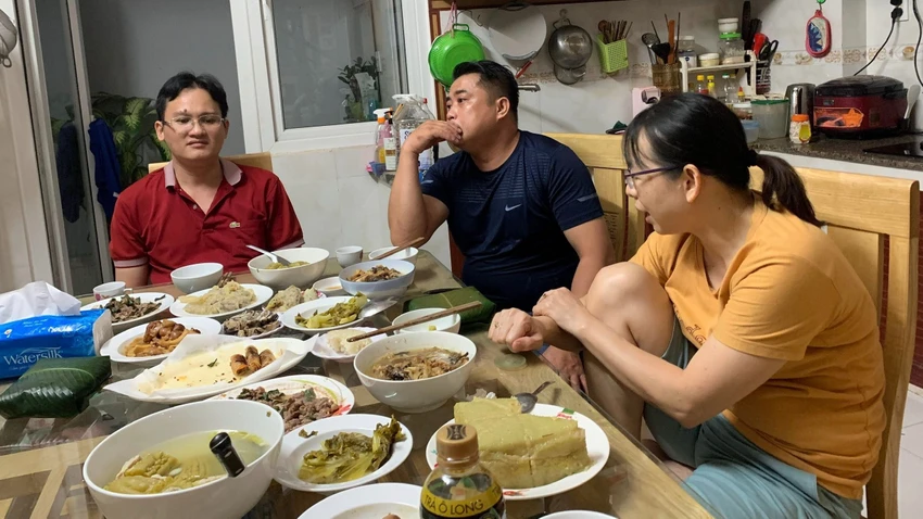 Giải pháp cho tình trạng khó chịu ở dạ dày sau một bữa ăn nhiều và quá no là ăn chậm ngay từ đầu. Ảnh: PHƯƠNG LÊ. Giải pháp cho tình trạng khó chịu ở dạ dày sau một bữa ăn nhiều và quá no là ăn chậm ngay từ đầu. Ảnh: PHƯƠNG LÊ.