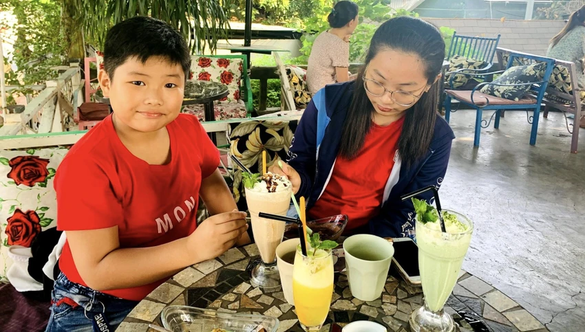 Uống nước chanh tươi pha với nước ấm hàng ngày cũng có thể đào thải sỏi thận tự nhiên. Ảnh: PHƯƠNG LÊ. Uống nước chanh tươi pha với nước ấm hàng ngày cũng có thể đào thải sỏi thận tự nhiên. Ảnh: PHƯƠNG LÊ.