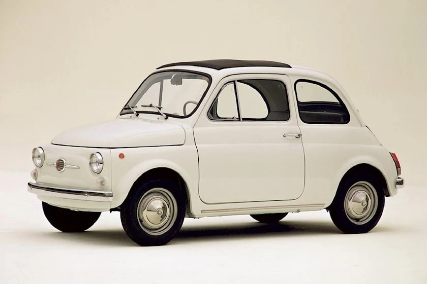 Fiat 500 là một trong những chiếc "ô tô dành cho đại chúng" sớm nhất trên thị trường. Ảnh: Carbuzz.