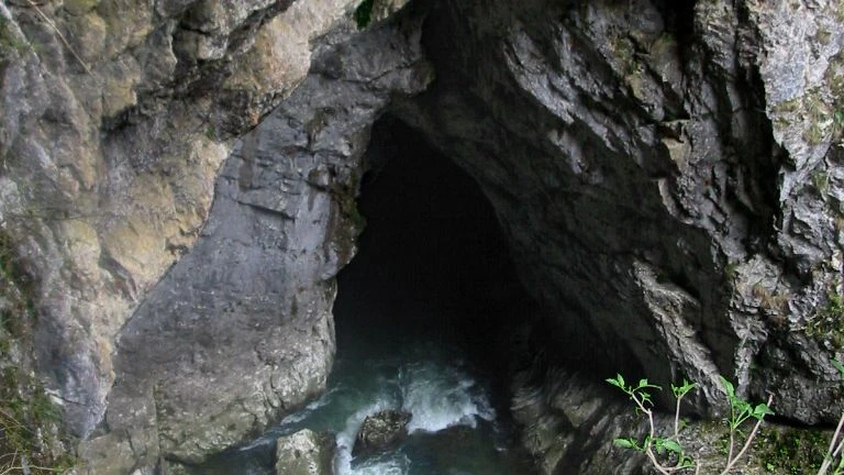 Hang động Škocjan có một không gian lớn dưới lòng đất. Ảnh: Thetravel. Hang động Škocjan có một không gian lớn dưới lòng đất. Ảnh: Thetravel.