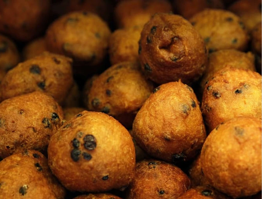 Oliebol giống như bánh rán, là món truyền thống ở Hà Lan trong lễ đón năm mới. Ảnh: BAS CZERWINSKI/AFP/Getty. Oliebol giống như bánh rán, là món truyền thống ở Hà Lan trong lễ đón năm mới. Ảnh: BAS CZERWINSKI/AFP/Getty.