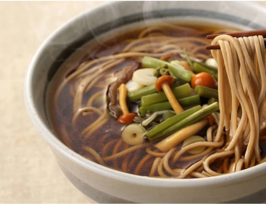 Nhiều người Nhật húp xì xụp bát mì Soba thơm ngon để chào đón năm mới. Ảnh: Nishihama/Shutterstock. Nhiều người Nhật húp xì xụp bát mì Soba thơm ngon để chào đón năm mới. Ảnh: Nishihama/Shutterstock.