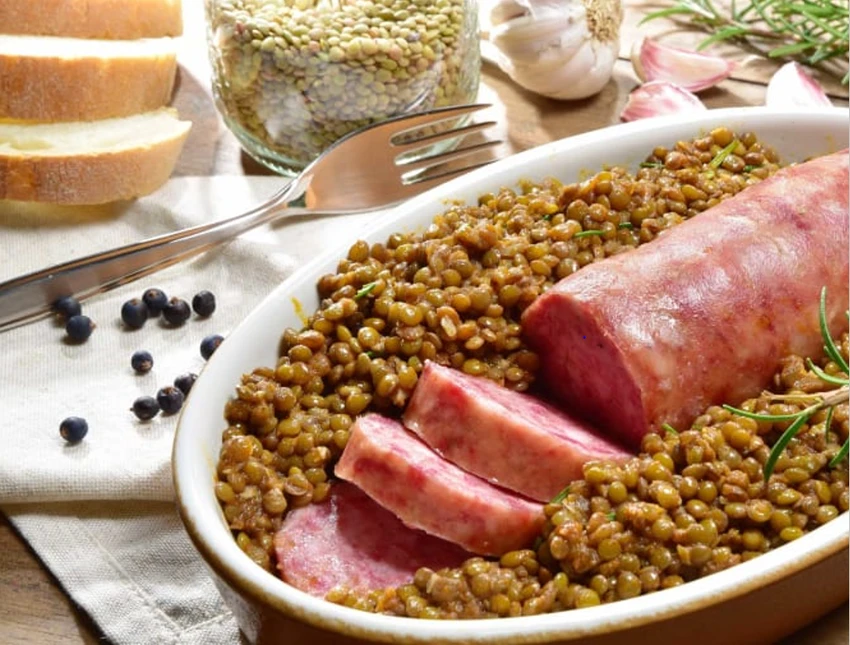 Cotechino con lenticchie là sự kết hợp tuyệt vời giữa xúc xích và đậu lăng của Ý. Ảnh: barbajones/Shutterstock. Cotechino con lenticchie là sự kết hợp tuyệt vời giữa xúc xích và đậu lăng của Ý. Ảnh: barbajones/Shutterstock.