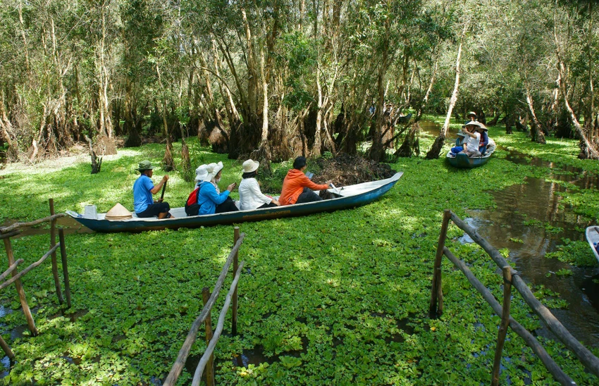 Du khách trải nghiệm đi thuyền trên sông ở ĐBSCL. Ảnh: Lonelyplanet. Du khách trải nghiệm đi thuyền trên sông ở ĐBSCL. Ảnh: Lonelyplanet.