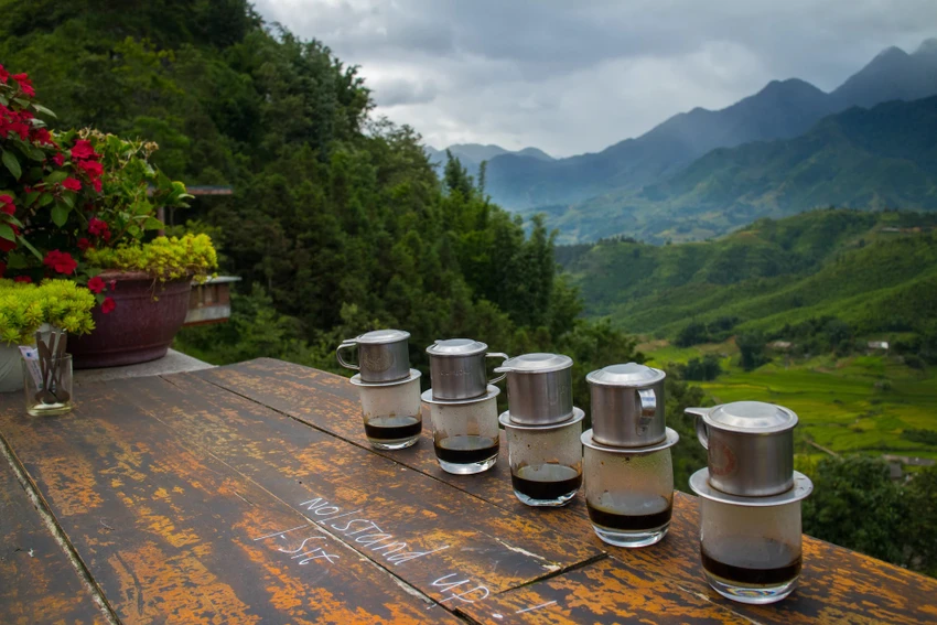 Uống cà phê và thưởng ngoạn phong cảnh hùng vĩ của núi rừng là một trải nghiệm độc đáo. Ảnh: Lonelyplanet. Uống cà phê và thưởng ngoạn phong cảnh hùng vĩ của núi rừng là một trải nghiệm độc đáo. Ảnh: Lonelyplanet.