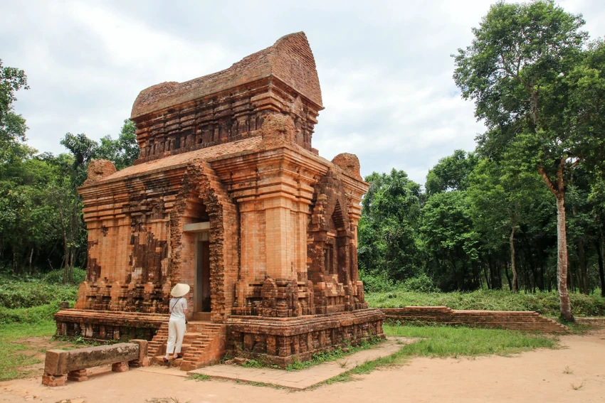 Thăm quandi tích lịch sử Ấn Độ-Champa ở Mỹ Sơn. Ảnh: Lonelyplanet. Thăm quandi tích lịch sử Ấn Độ-Champa ở Mỹ Sơn. Ảnh: Lonelyplanet.