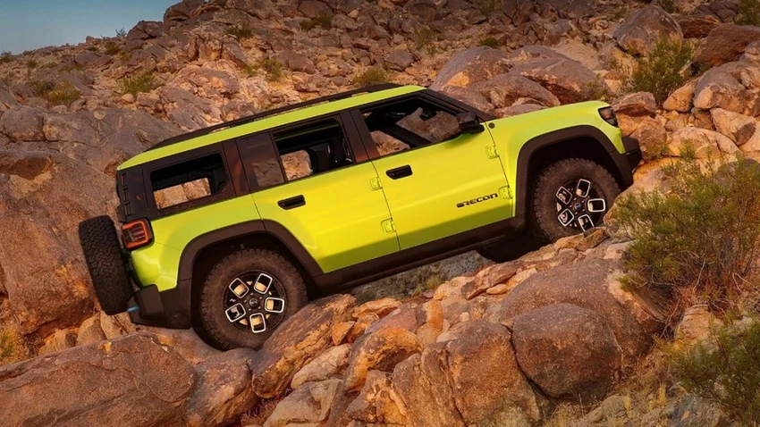 Chiếc SUV điện gầm cao này phù hợp chạy trên một số cung đường khó khăn nhất. Ảnh: Motorbiscuit.