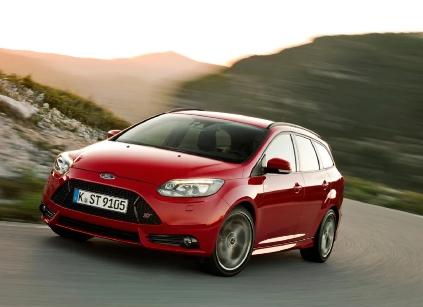 Ford Focus ST 2014 mang đến cho bạn hiệu suất với tiện ích của một chiếc hatchback. Ảnh: Motorbiscuit.