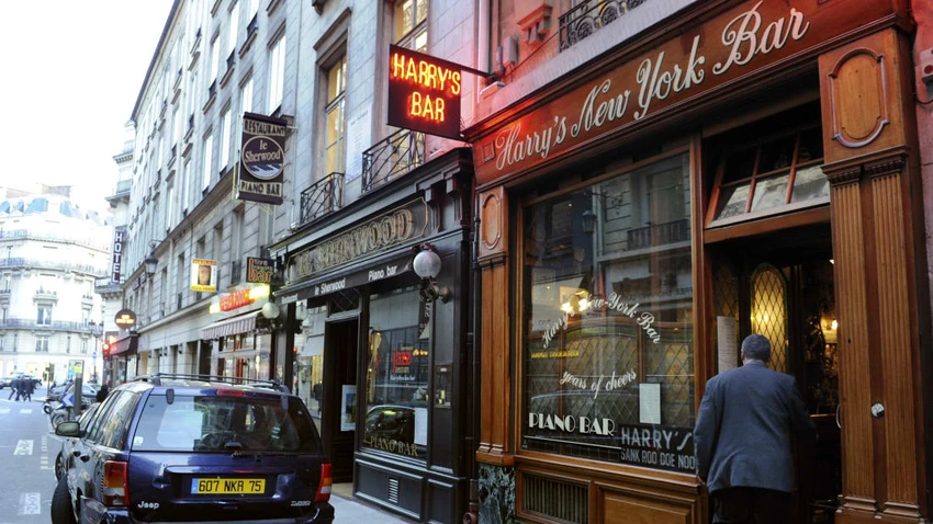 Bloody Mary là món ăn giải rượu phổ biến ở các quán bar ở Paris. Ảnh: CNN Travel. Bloody Mary là món ăn giải rượu phổ biến ở các quán bar ở Paris. Ảnh: CNN Travel.
