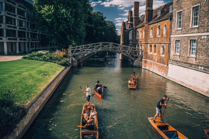 Cambridge với cấu trúc thời trung cổ của các tòa nhà, đây là một số kiến trúc đẹp nhất của Anh. Ảnh: Lonely planet.