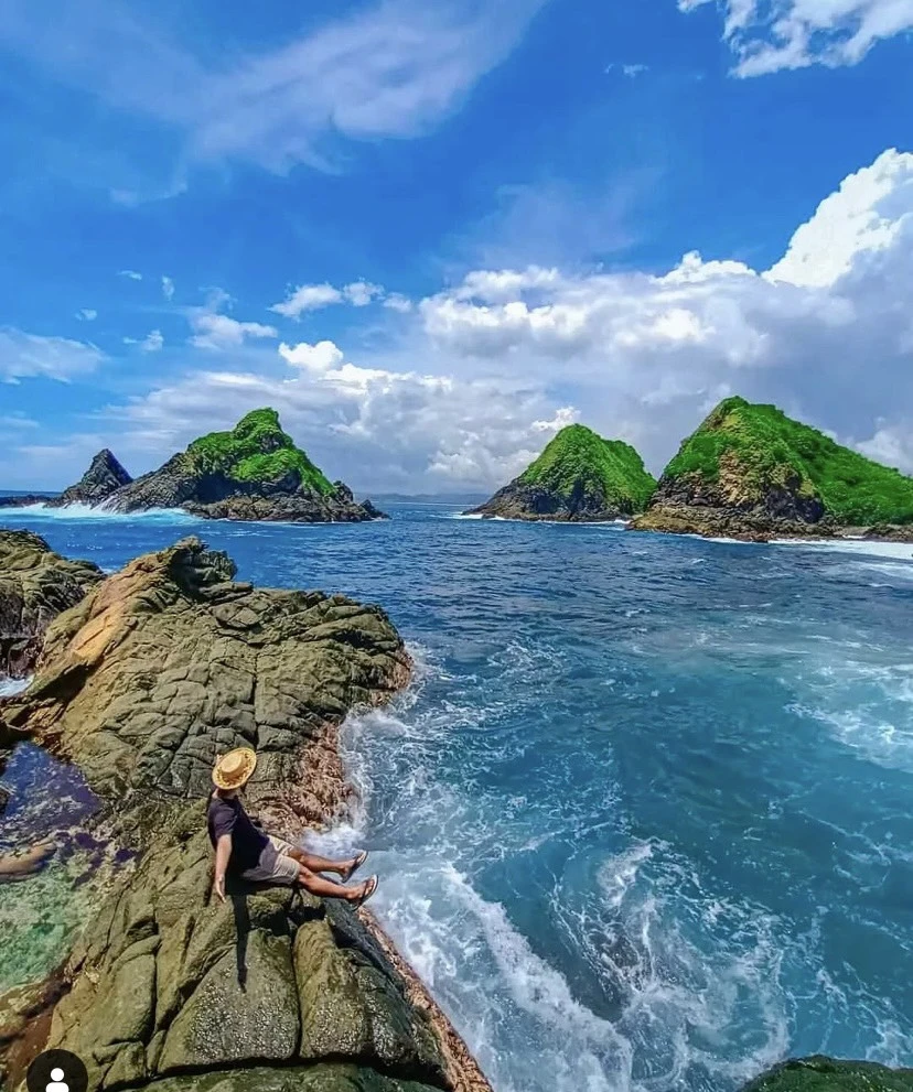 Đảo Lombok nổi bật với các núi đá nhỏ. Ảnh: Thetravel.