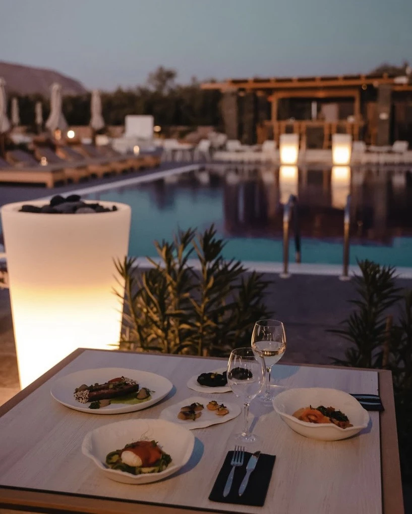 Sea Breeze Santorini Beach Resort - Hy Lạp nép mình bên một bãi biển cát đen. Ảnh: Thetravel. Sea Breeze Santorini Beach Resort - Hy Lạp nép mình bên một bãi biển cát đen. Ảnh: Thetravel.