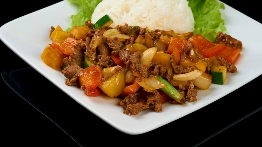 Bò lúc lắc có thể ăn với cơm và bánh mì đều được. Ảnh: Tasteatlas. Bò lúc lắc có thể ăn với cơm và bánh mì đều được. Ảnh: Tasteatlas.