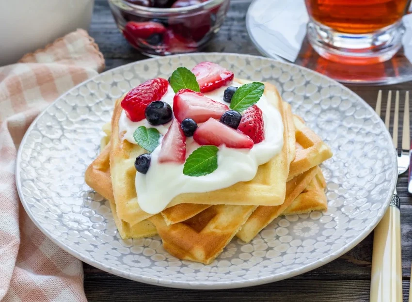 Sử dụng sữa chua không đường và trái cây làm topping. Ảnh: Eatthis.
