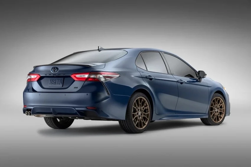 Toyota Camry 2023 có giá khởi điểm 27.15 USD. Ảnh: Motorbiscuit.