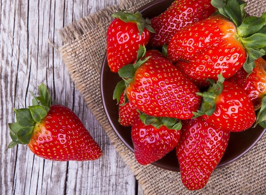 Dâu tây là nguồn cung cấp vitamin C và các hợp chất thực vật. Ảnh: Eatthis. Dâu tây là nguồn cung cấp vitamin C và các hợp chất thực vật. Ảnh: Eatthis.