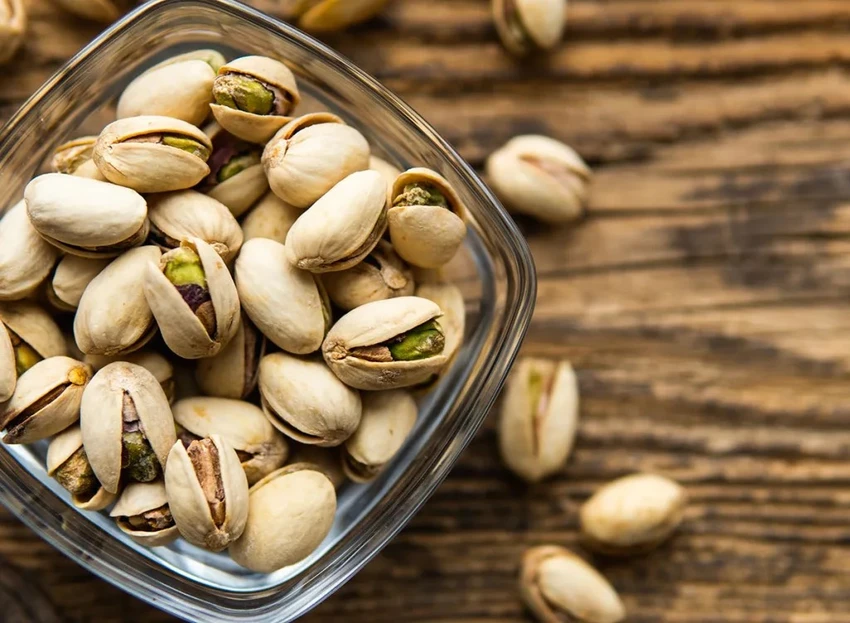 Hạt dẻ cười cũng chứa lutein, một loại caroten chống oxy hóa giúp hỗ trợ sức khỏe của mắt. Ảnh: Eatthis. Hạt dẻ cười cũng chứa lutein, một loại caroten chống oxy hóa giúp hỗ trợ sức khỏe của mắt. Ảnh: Eatthis.