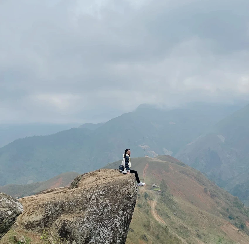 Mỏm đá để check in sống ảo trên đường lên đỉnh Tà Xùa. Ảnh: KIỀU THUÝ. Mỏm đá để check in sống ảo trên đường lên đỉnh Tà Xùa. Ảnh: KIỀU THUÝ.