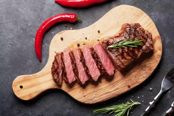 Các nhà nghiên cứu đã phát hiện ra chất chống oxy hóa trong thịt gà, thịt lợn và thịt bò có thể giúp giải tỏa mệt mỏi và ngăn ngừa mất trí nhớ. Ảnh: TIMESNOW.