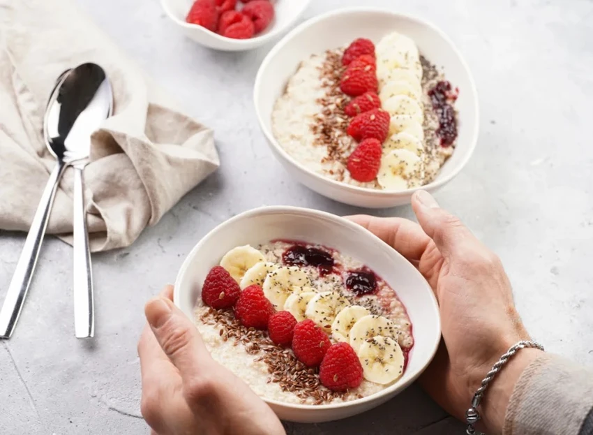 Ăn chuối kèm với các món khác có thể cân bằng lượng carb và đường. Ảnh: EATTHIS. Ăn chuối kèm với các món khác có thể cân bằng lượng carb và đường. Ảnh: EATTHIS.