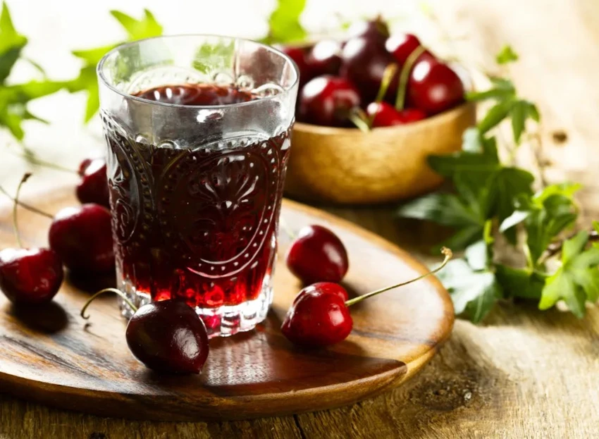 Nước ép của quả anh đào đã được chứng minh là có lợi trong việc giảm nguy cơ mắc bệnh tim mạch. Ảnh: EATTHIS.
