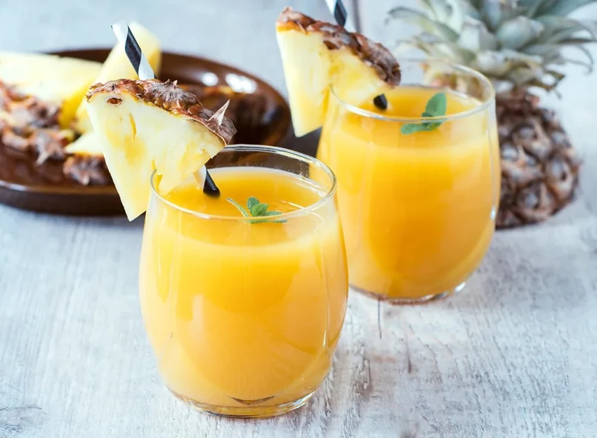 Trong dứa có chứa những chất chống viêm có tên là bromelain. Ảnh: EATTHIS.
