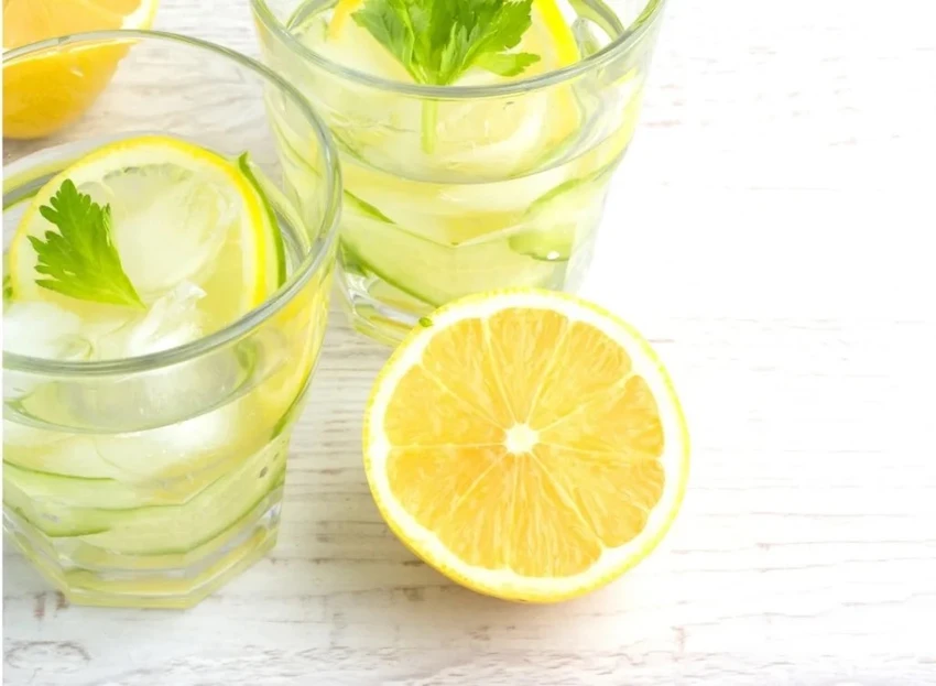 Nước chanh có hàm lượng vitamin C cao. Ảnh: EATTHIS.
