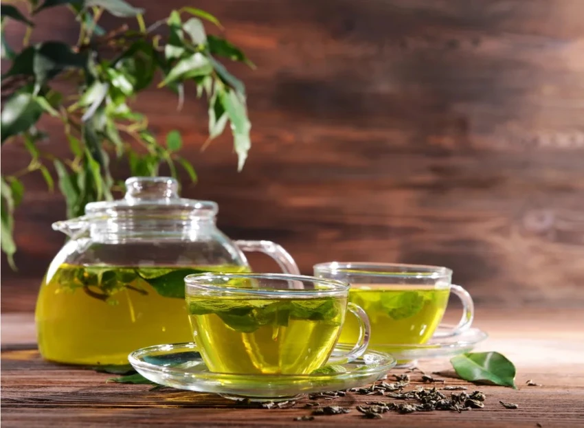Trong trà xanh có matcha và là một trong những chất chứa polyphenol chống viêm mạnh nhất. Ảnh: EATTHIS.