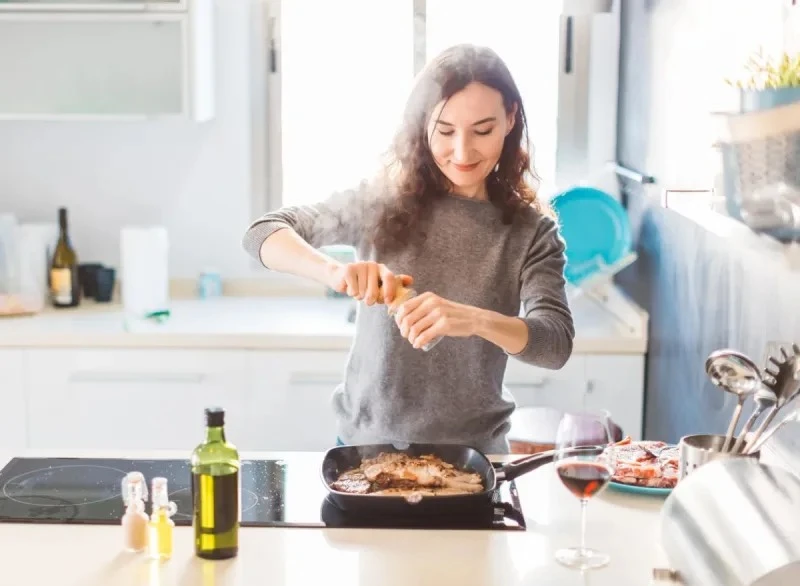 Cholesterol cao là một yếu tố nguy cơ chính gây ra bệnh tim. Ảnh: IStock