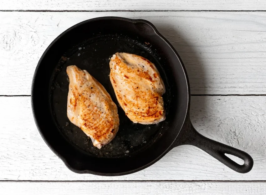 Ức gà là một loại thịt chứa ít cholesterol cũng như ít chất béo hơn. Ảnh: Shutterstock.