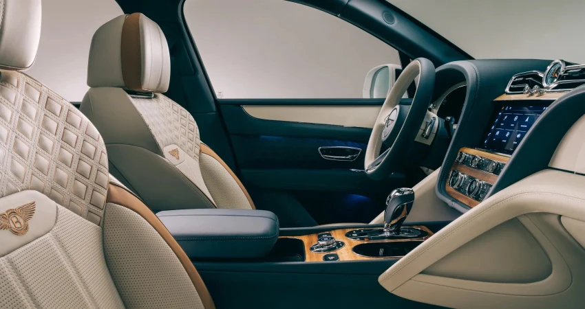 Bentayga có cabin đi kèm với các chi tiết trang trí bằng gỗ thật. Ảnh: Hotcars. Bentayga có cabin đi kèm với các chi tiết trang trí bằng gỗ thật. Ảnh: Hotcars.