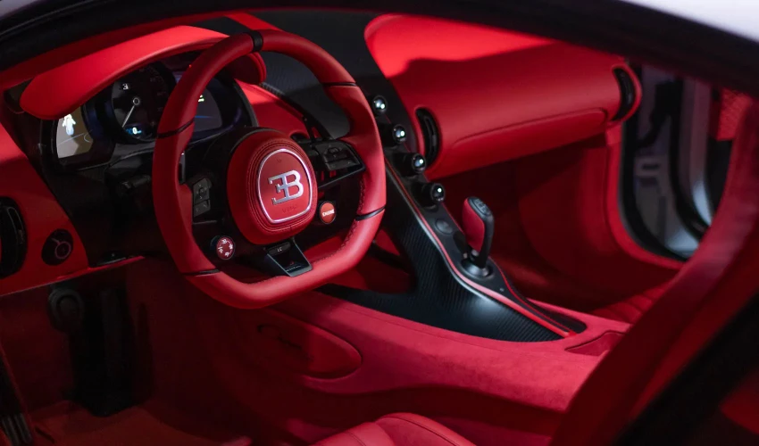 Bugatti Chiron, nội thất có cửa sổ lắp kính hai lớp. Ảnh: Hotcars. Bugatti Chiron, nội thất có cửa sổ lắp kính hai lớp. Ảnh: Hotcars.