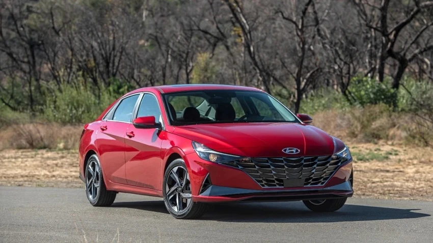 Elantra SE có giá khởi điểm 22.165 USD. Ảnh: Motorbiscuit. Elantra SE có giá khởi điểm 22.165 USD. Ảnh: Motorbiscuit.