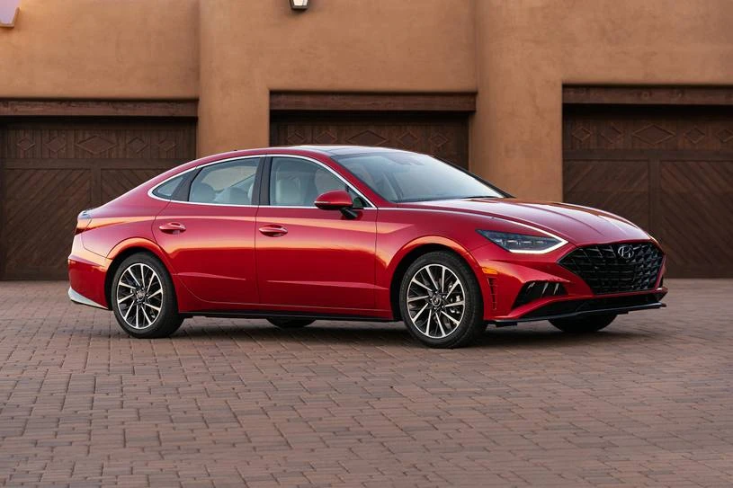 Hyundai Sonata 2023 có giá khởi điểm 25.250 USD. Ảnh: Motorbiscuit. Hyundai Sonata 2023 có giá khởi điểm 25.250 USD. Ảnh: Motorbiscuit.