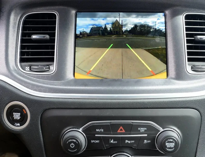 Hình ảnh camera chiếu hậu trên màn hình thông tin giải trí. Ảnh: Motorbiscuit. Hình ảnh camera chiếu hậu trên màn hình thông tin giải trí. Ảnh: Motorbiscuit.
