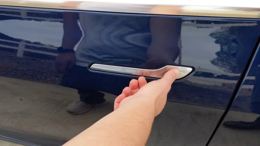 Tay nắm cửa phẳng của Tesla Model 3. Ảnh: Motorbiscuit. Tay nắm cửa phẳng của Tesla Model 3. Ảnh: Motorbiscuit.