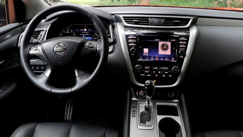 Bề mặt phản chiếu trên Bảng điều khiển Nissan Murano. Ảnh: Motorbiscuit. Bề mặt phản chiếu trên Bảng điều khiển Nissan Murano. Ảnh: Motorbiscuit.