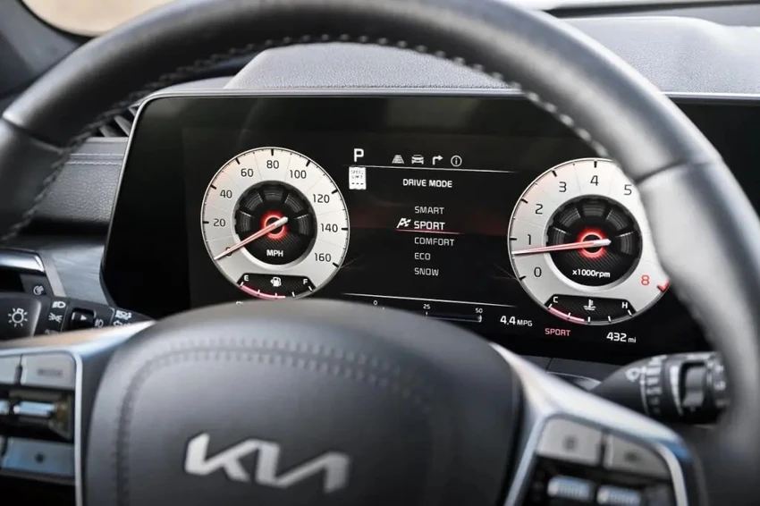 Màn hình dành cho người lái của Kia Telluride 2023. Ảnh: Motorbiscuit. Màn hình dành cho người lái của Kia Telluride 2023. Ảnh: Motorbiscuit.