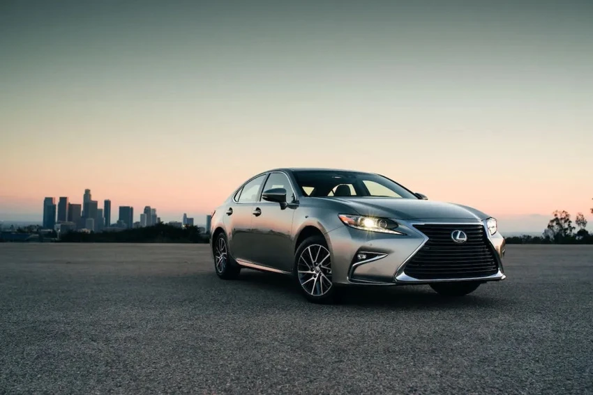 Lexus ES Hybrid 2018 là chiếc xe tiết kiệm nhiên liệu. Ảnh: Motorbiscuit. Lexus ES Hybrid 2018 là chiếc xe tiết kiệm nhiên liệu. Ảnh: Motorbiscuit.