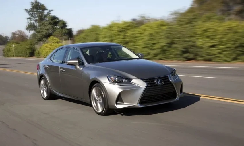 Lexus IS là chiếc sedan thể thao cỡ nhỏ của thương hiệu. Ảnh: Motorbiscuit. Lexus IS là chiếc sedan thể thao cỡ nhỏ của thương hiệu. Ảnh: Motorbiscuit.