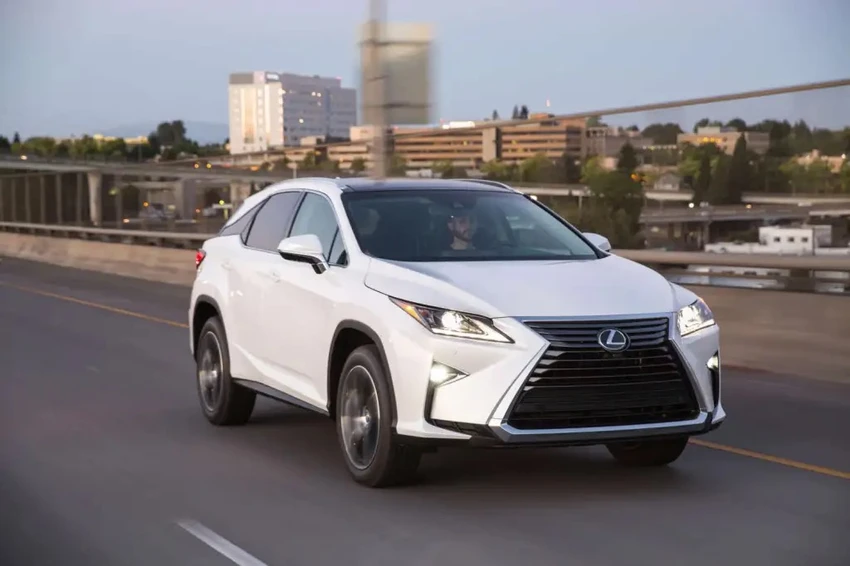 Lexus RX 350 là một trong những chiếc SUV hạng sang. Ảnh: Motorbiscuit. Lexus RX 350 là một trong những chiếc SUV hạng sang. Ảnh: Motorbiscuit.