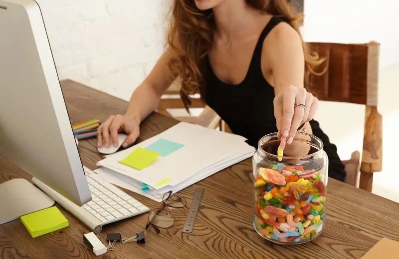Ăn những thực phẩm chế biến sẵn, nhiều ngọt dễ tăng cân do căng thẳng. Ảnh: Shutterstock.