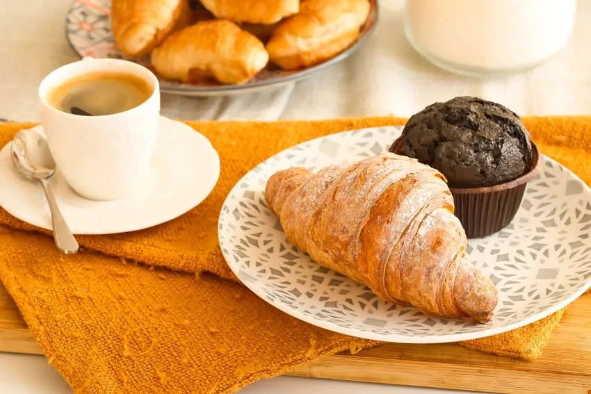 Bánh sừng bò &amp; bánh nướng xốp. Ảnh: Shutterstock.