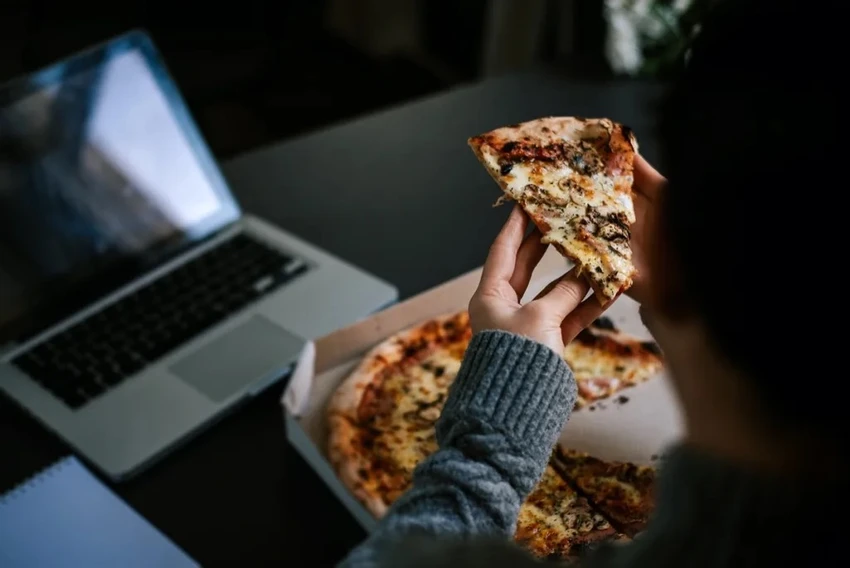 Ăn pizza dễ bị tăng cân. Ảnh: Shutterstock.