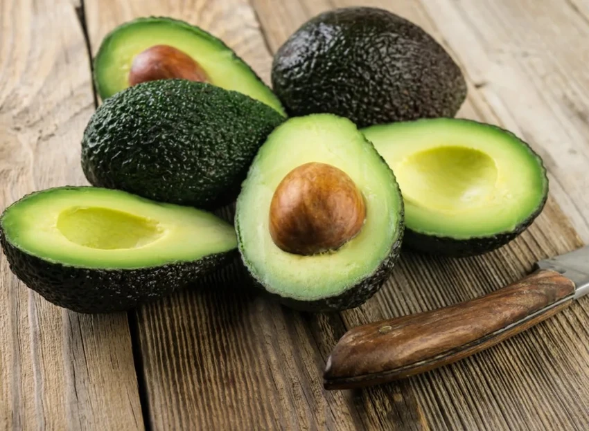 Bơ chứa protein, carbohydrate, chất xơ và magiê có lợi cho sức khỏe. Ảnh: Shutterstock. Bơ chứa protein, carbohydrate, chất xơ và magiê có lợi cho sức khỏe. Ảnh: Shutterstock.