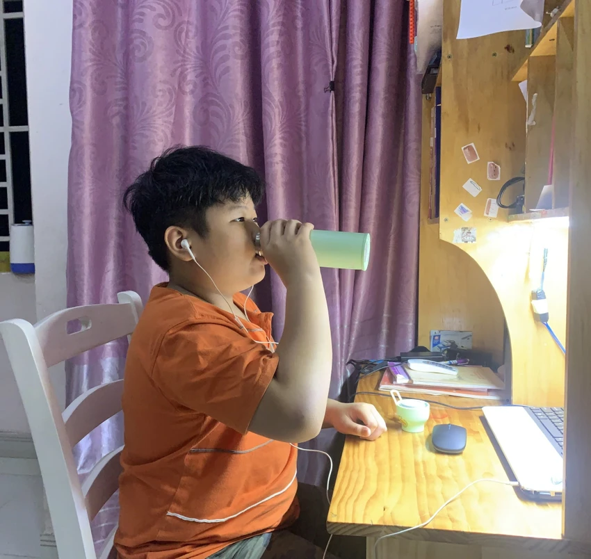 Uống nước có thể giúp cung cấp thêm năng lượng cần thiết vào mỗi buổi sáng khi thức dậy. Ảnh: PHƯƠNG LÊ.