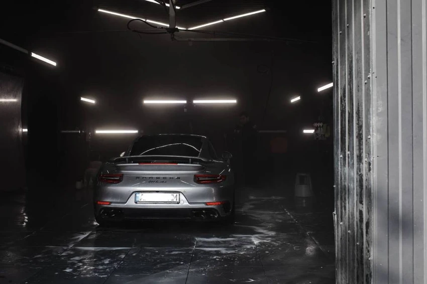 Một chiếc xe Porsche đang được rửa. Ảnh: Motorbiscuit. Một chiếc xe Porsche đang được rửa. Ảnh: Motorbiscuit.