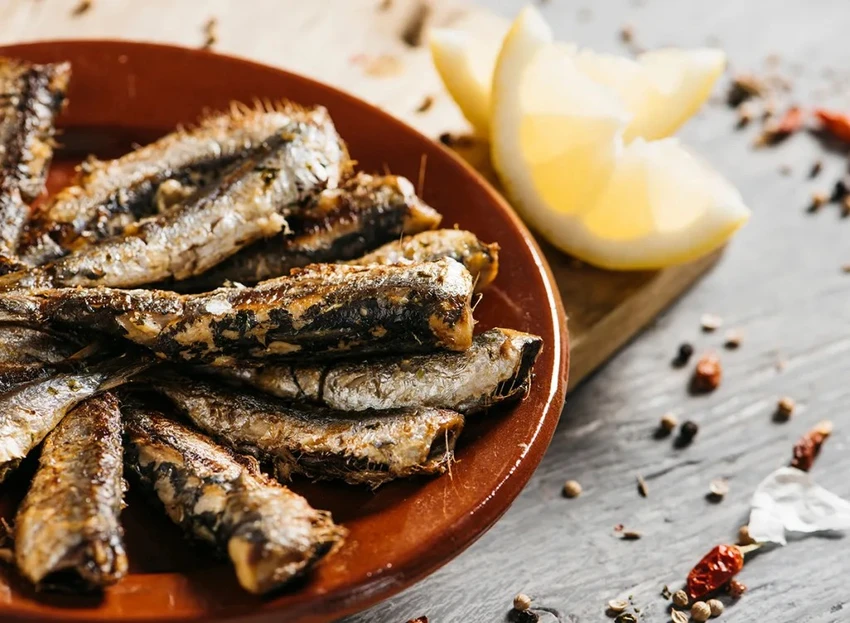 Cá có nhiều vi chất dinh dưỡng quan trọng như vitamin B12 và choline có hàm lượng thủy ngân thấp. Ảnh: Shutterstock. Cá có nhiều vi chất dinh dưỡng quan trọng như vitamin B12 và choline có hàm lượng thủy ngân thấp. Ảnh: Shutterstock.
