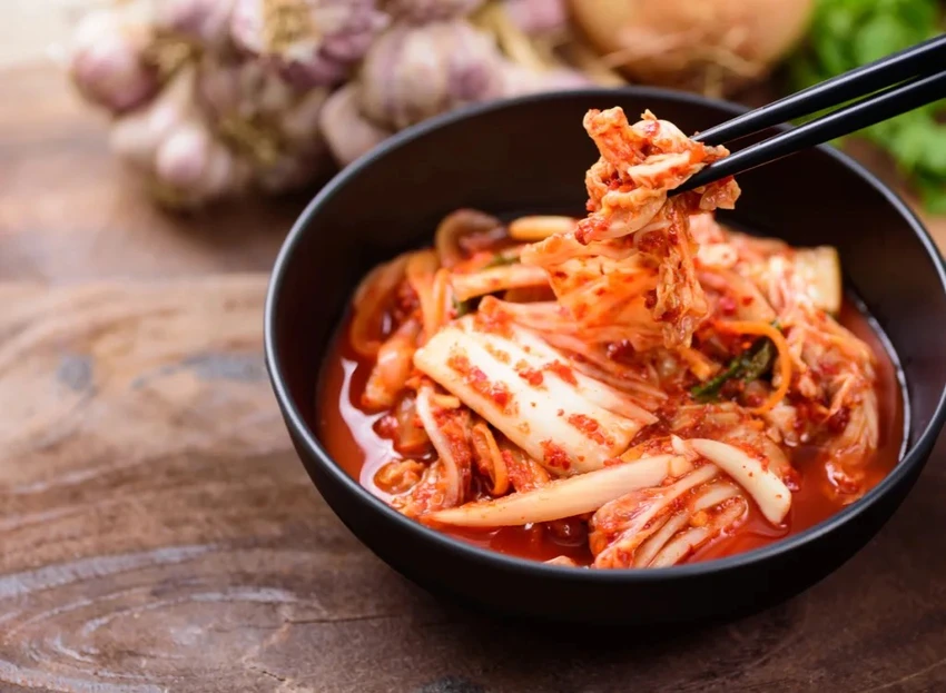 Kim chi là một món ăn làm từ các loại rau củ muối và lên men. Ảnh: Shutterstock. Kim chi là một món ăn làm từ các loại rau củ muối và lên men. Ảnh: Shutterstock.