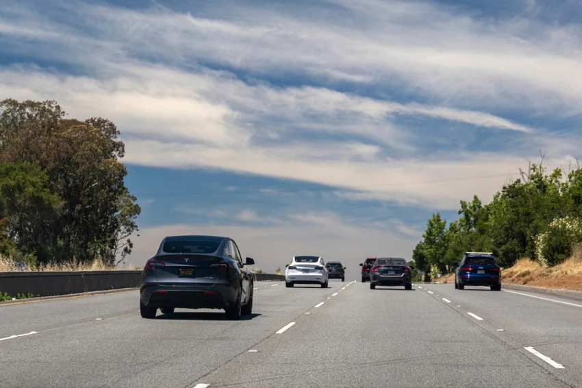 Ô tô có hệ thống hỗ trợ lái xe chủ động đang tham gia giao thông. Ảnh: Motorbiscuit.